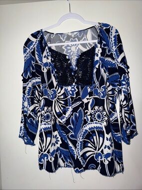 Crown & Ivy Womens Blue Floral V-Neck Blouse with Lace Trim
